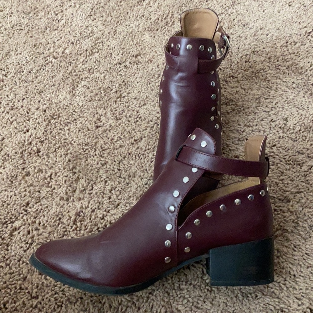 ✅Women’s Qupid Studded Cutout Ankle Bootie. Maroon. Women Size 9.